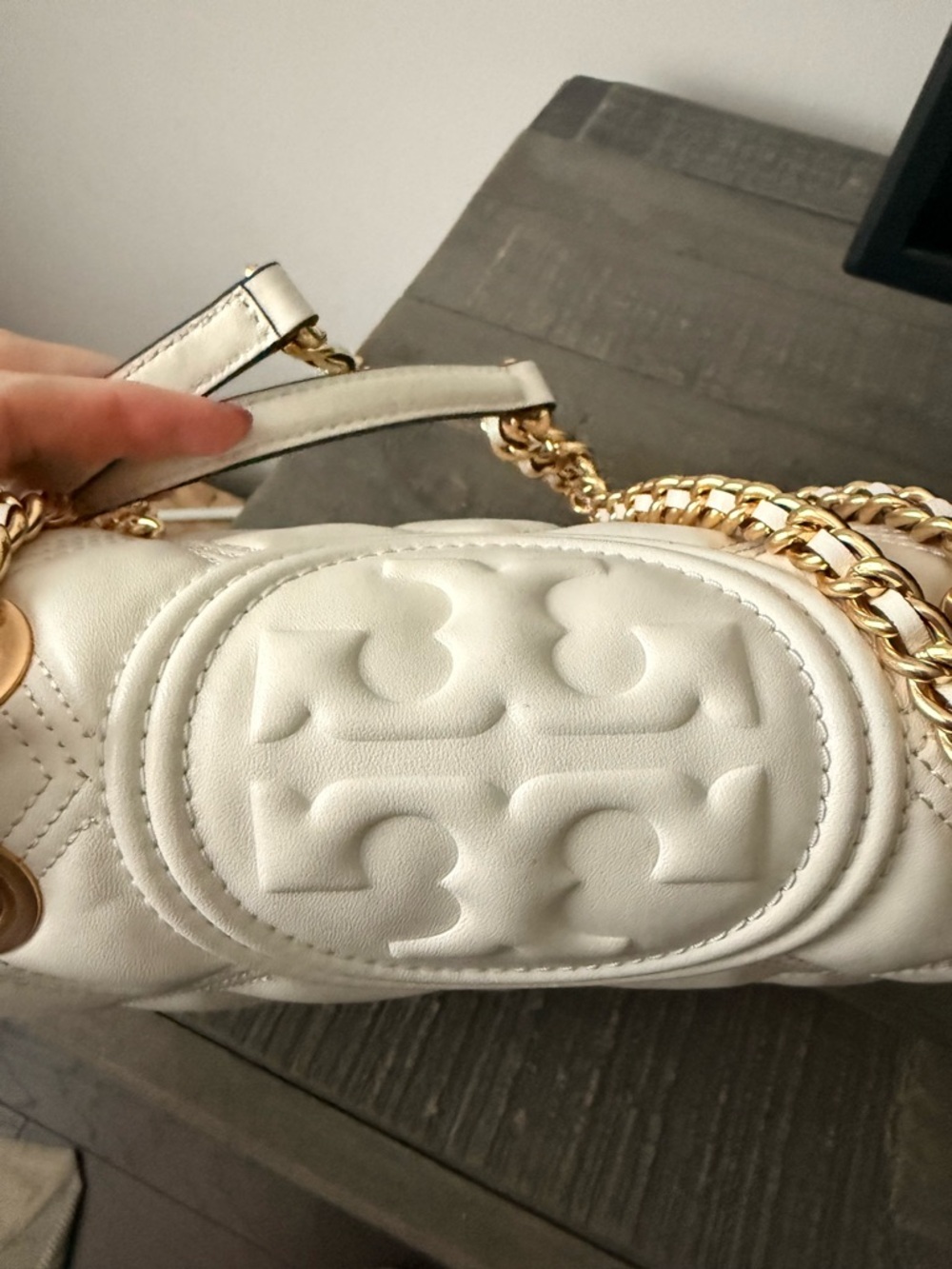 Tory Burch Quilted White Leather Shoulder Bag with Gold Chain - Picture 3 of 13